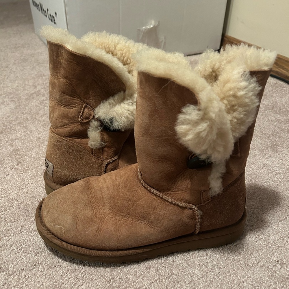 Chestnut Bailey Button Uggs Size 6 - image 1